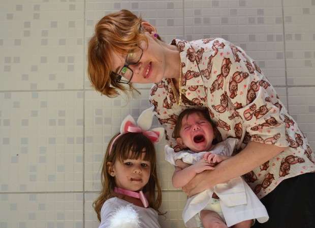 Marília, com Olívia no colo e a filha mais velha, Lina, de 3 anos (Foto: Reprodução/ Facebook)