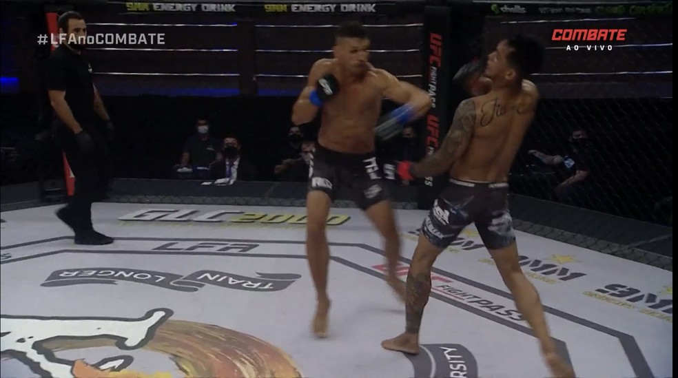 Rodrigo Lídio (centro) acerta o cruzado de esquerda que derrubou Arthur Lima (dir.) no LFA 111 — Foto: Reprodução