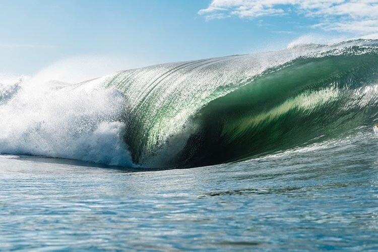 Onda quebra perfeita na Laje de Ipanema