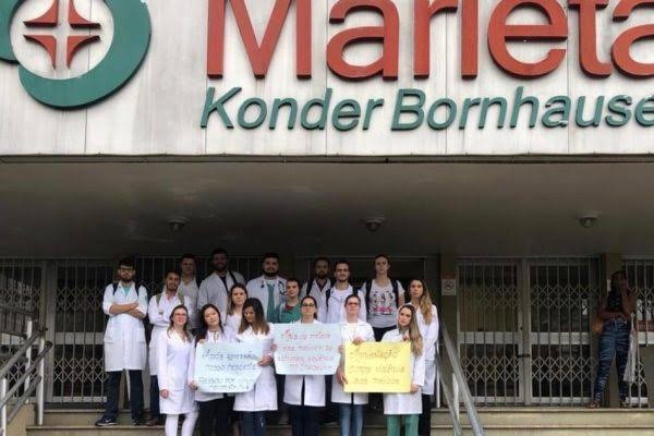 Médicos protestam em frente ao hospital (Foto: Igor Silva/Diário DC)