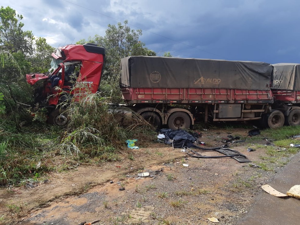 Carreta e Ã´nibus bateram de frente na BR-364 em Diamantino â€” Foto: PolÃ­cia RodoviÃ¡ria Federal de Mato Grosso/Assessoria