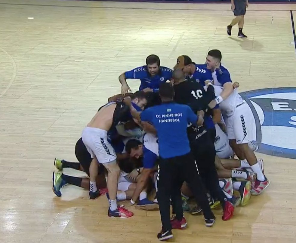 Pinheiros festeja o tÃ­tulo da Liga Nacional de handebol â€” Foto: ReproduÃ§Ã£o/SporTV