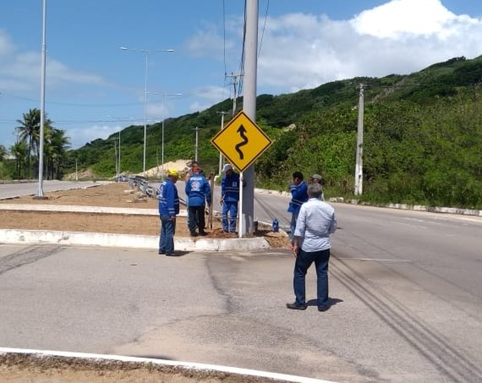Placas de sinaliza&Atilde;&sect;&Atilde;&pound;o est&Atilde;&pound;o sendo instaladas na Via Costeira &acirc;Â€Â” Foto: Divulga&Atilde;&sect;&Atilde;&pound;o