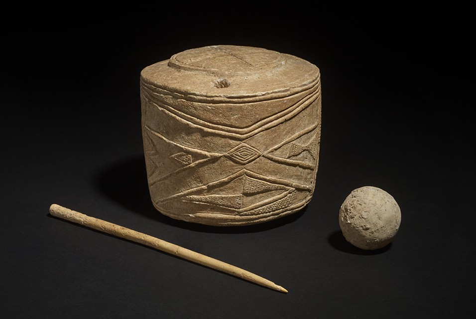 Escavadores encontraram um objeto de 5000 anos de idade em formato de tambor, junto com uma bola de cal e um osso polido, enterrados junto a três crianças. (Foto: © The Trustees of the British Museum)