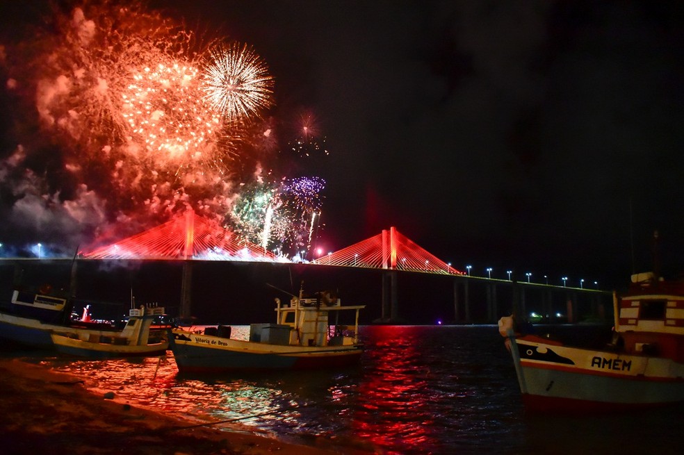 Queima de fogos na ponte Newton Navarro, em Natal — Foto: Pedro Vitorino