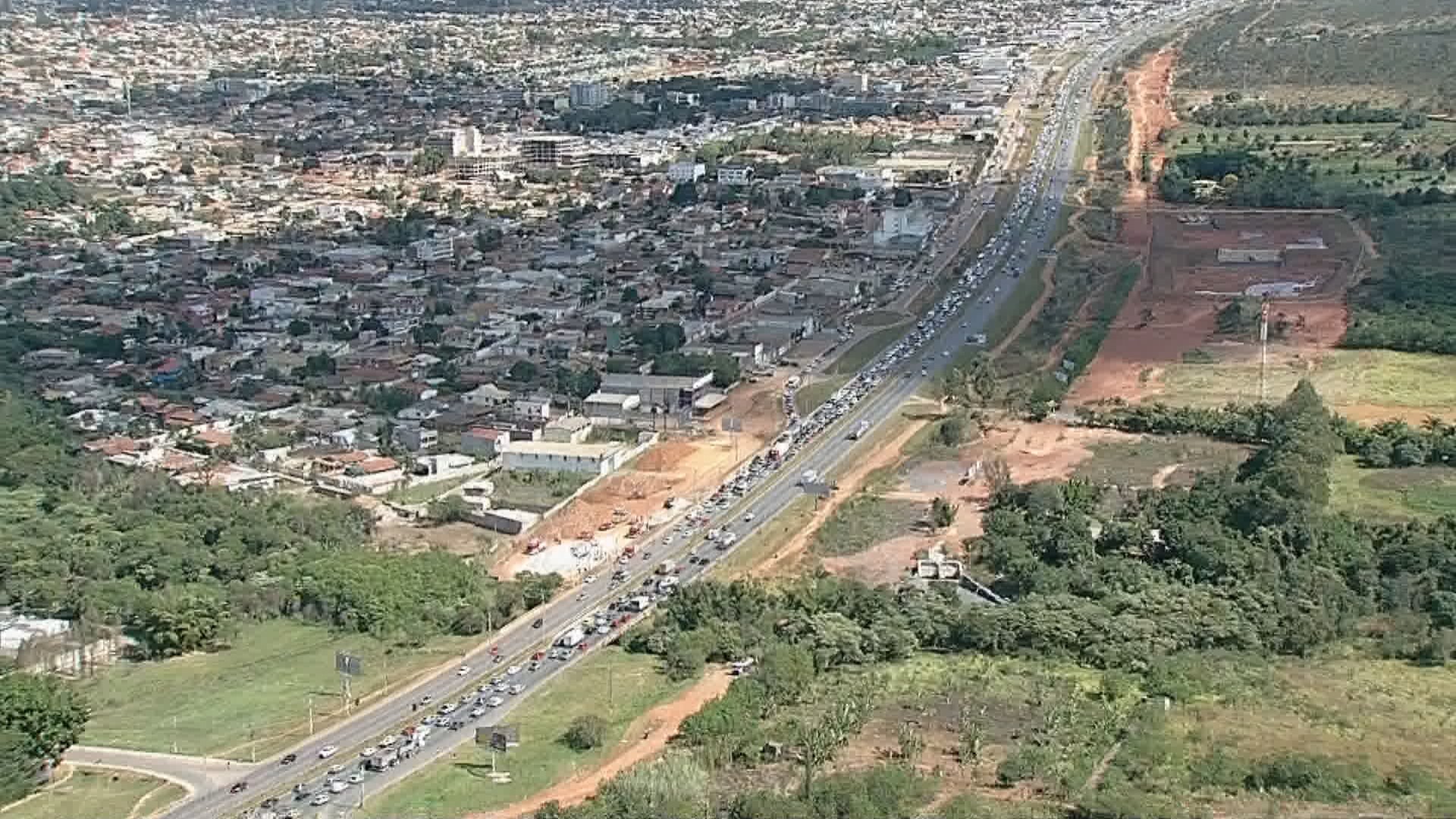 Obra de pavimentação na Estrutural, no DF, provoca mudança no trânsito