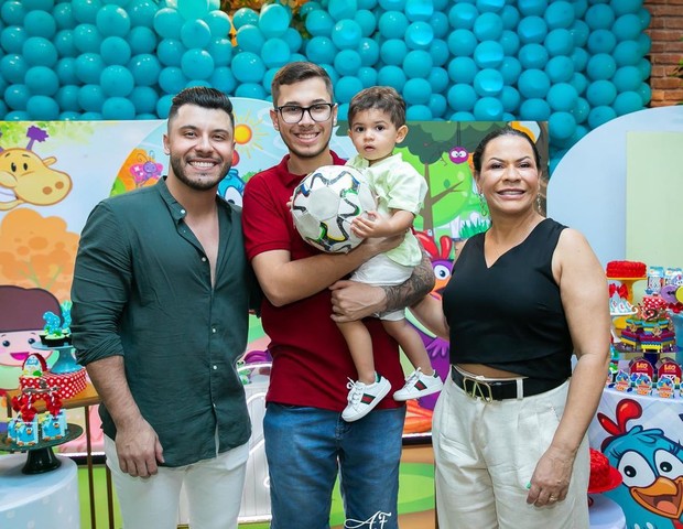 Muirlo Huff com o filho e o irmão e a mãe de Marília Mendonça, Gustavo e Ruth Moreira (Foto: Reprodução/Instagram)