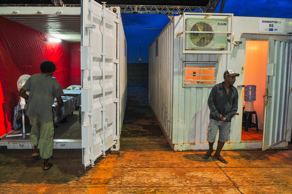 Acampamento provisório montado em contêineres para pessoas em situação de rua no DF — Foto:  Acácio Pinheiro / Agência Brasília