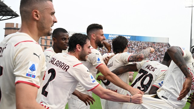Jogadores do Milan comemoram gol diante do Sassuolo