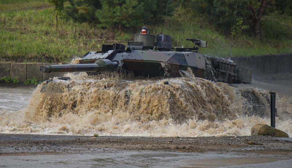 Tanque de batalha Leopard 2 durante treinamento em Munster, na Alemanha em 25 de setembro de 2023 — Foto: Philipp Schulze/dpa via AP