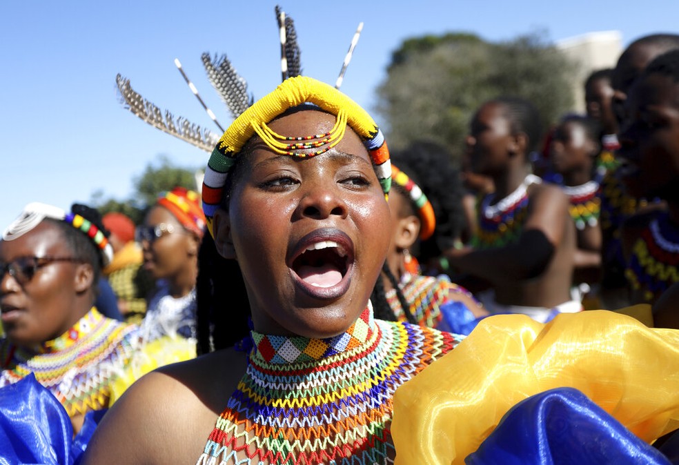 Mulher com roupas típicas do povo zulu na coroação do novo rei, em Durban, na África do Sul, em 29 de outubro de 2022 — Foto:  AP