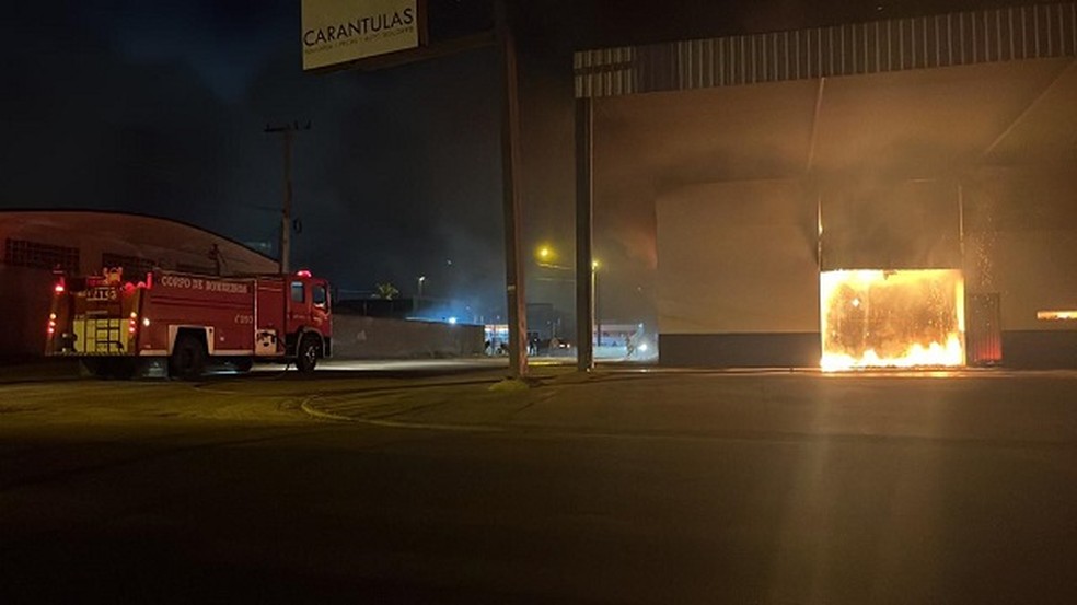Cinco caminhões do Corpo de Bombeiros foram mobilizados para apagar incêndio em Vilhena, RO — Foto: Corpo de Bombeiros/Divulgação
