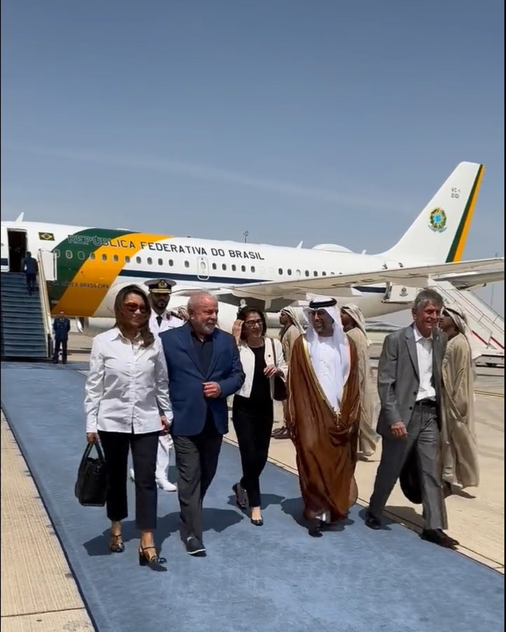 Luiz Inácio Lula da Silva (PT) chegou neste sábado (15) aos Emirados Árabes, onde tem um encontro com o presidente do país, Mohammed bin Zayed Al Nahyan em Abu Dhabi — Foto: Divulgação/Presidência