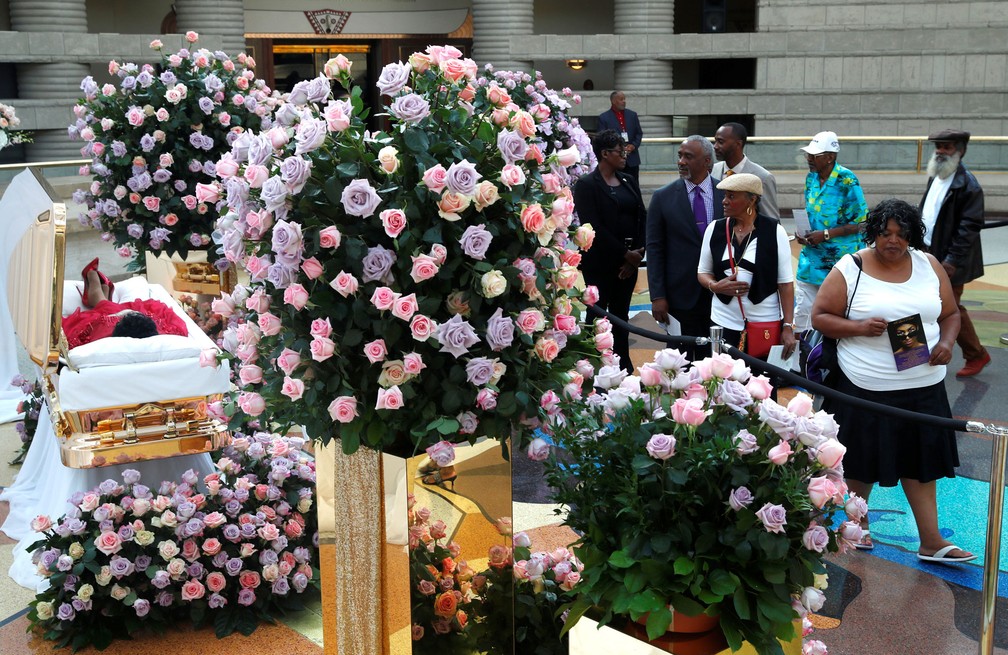 Fãs de Aretha Franklin formam fila nesta terça-feira (28) para o velório da cantora no Museu de História Afro-Americana Charles H. Wright, em Detroit, Michigan, Estados Unidos, August 28; cerimônia continua nesta quarta-feira (29) (Foto: Paul Sancya/REUTERS)