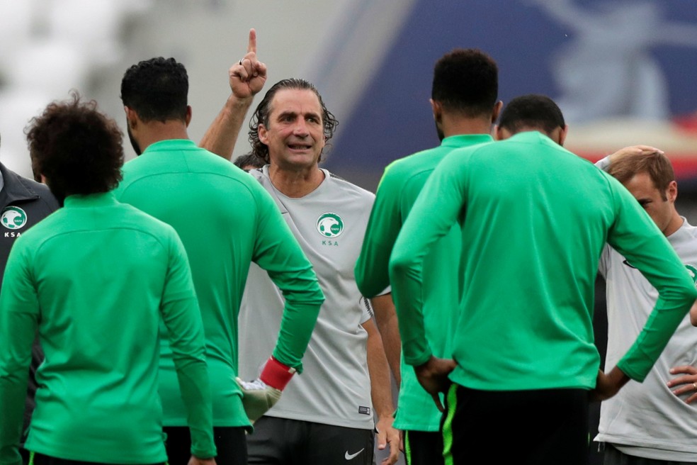 Juan Antonio Pizzi comanda treino da Arábia Saudita — Foto: Reuters / Ueslei Marcelino