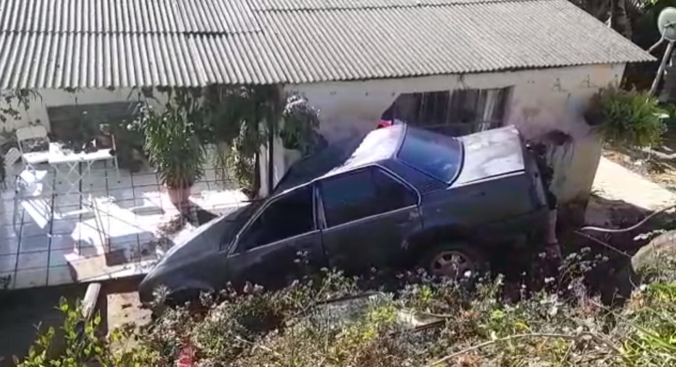 Motorista perde controle de veículo e atinge muro de casa em São Roque — Foto: São Roque Notícias/Divulgação
