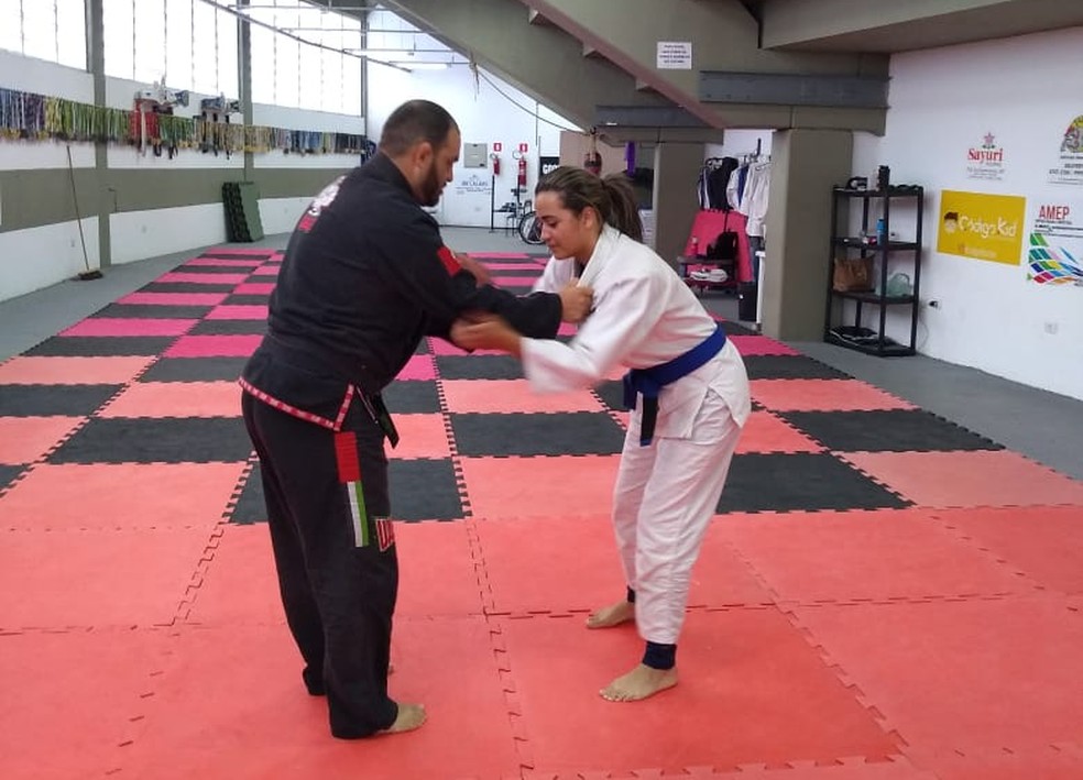Rhillary e o treinador Ângelo praticam jiu-jitsu em projeto social em Suzano — Foto: Gladys Peixoto/ G1