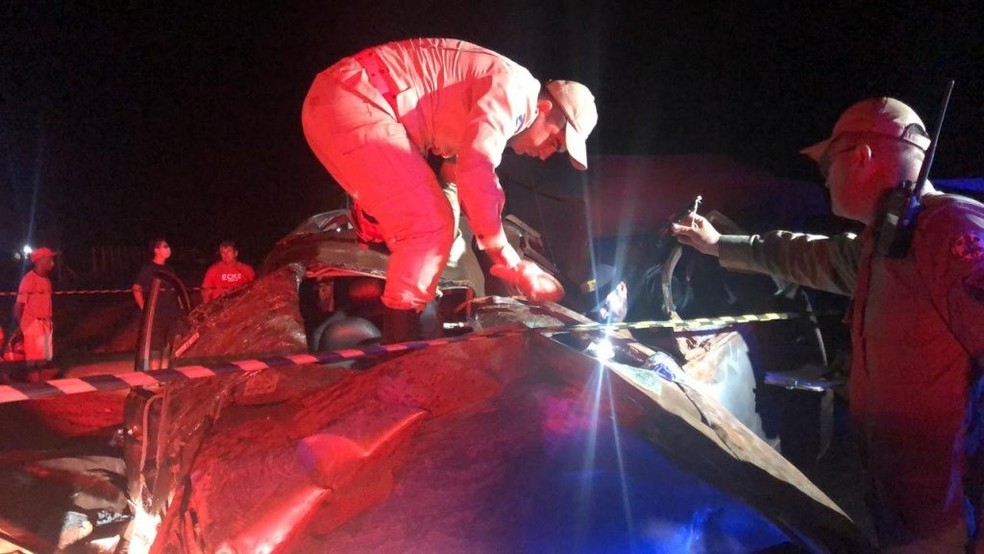 Caminhonete do empresário atingiu cerca após capotar na BR-070 em Várzea Grande- bombeiros fizeram resgate — Foto: Divulgação