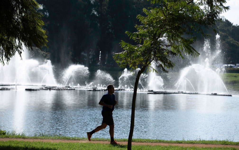  Homem corre ao redor do lago no Parque do Ibirapuera — Foto: Bruno Rocha/Foto Arena/Estadão Conteúdo