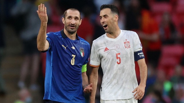 Os capitães Chiellini e Busquets em Itália x Espanha