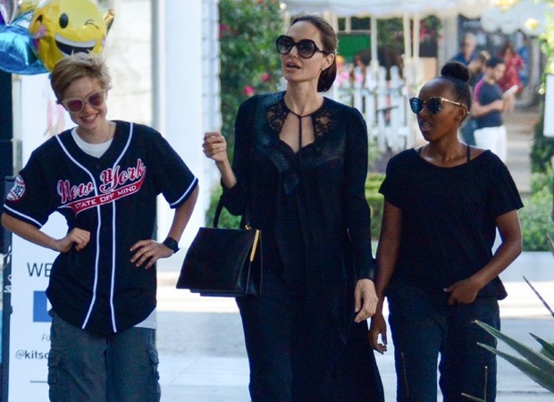 Angelina Jolie se diverte com filhas (Foto: Backgrid)