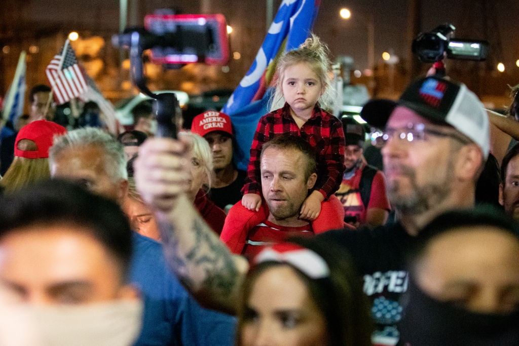 PHOENIX, AZ - NOVEMBER 04:  U.S. President Donald Trump supporters gather to protest the election results at the Maricopa County Elections Department office on November 4, 2020 in Phoenix, Arizona. The rally was organized after yesterday's vote narrowly t (Foto: Getty Images)