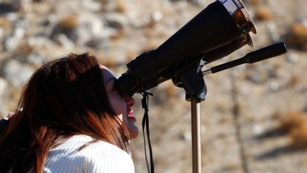 Recomenda-se o uso de telescópios com filtros especiais, entre outros objetos, para observar o eclipse com segurança. — Foto: Getty Images via BBC