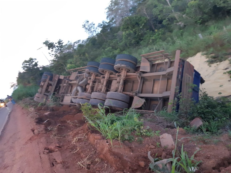 Carreta carregada de soja tomba ao tentar desviar de buraco na BR-230 em Balsas — Foto: Divulgação/Polícia Rodoviária Federal