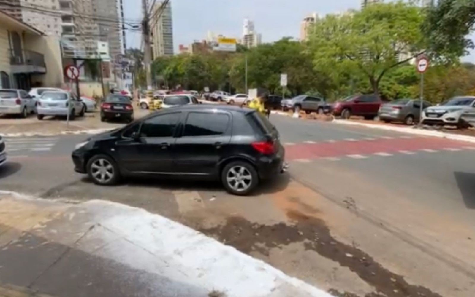 Agentes flagram carro parado em local proibido com quase R$ 100 mil em multas, em Goiânia