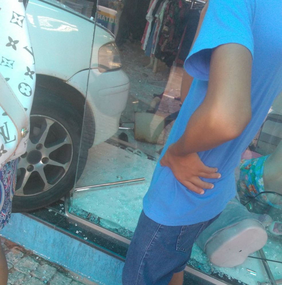Carro quebrou vitrine e alguns manequins (Foto: Whatsapp/ Reprodução)