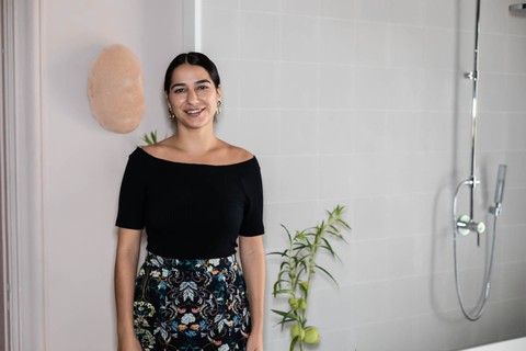 Mariana Braga confere o banheiro, que leva revestimentos da Portobello nas paredes e no chão