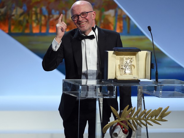 O diretor francês Jacques Audiard discursa após ser premiado com a Palma de Ouro (Foto: Anne Christine Pojoulat / APF)