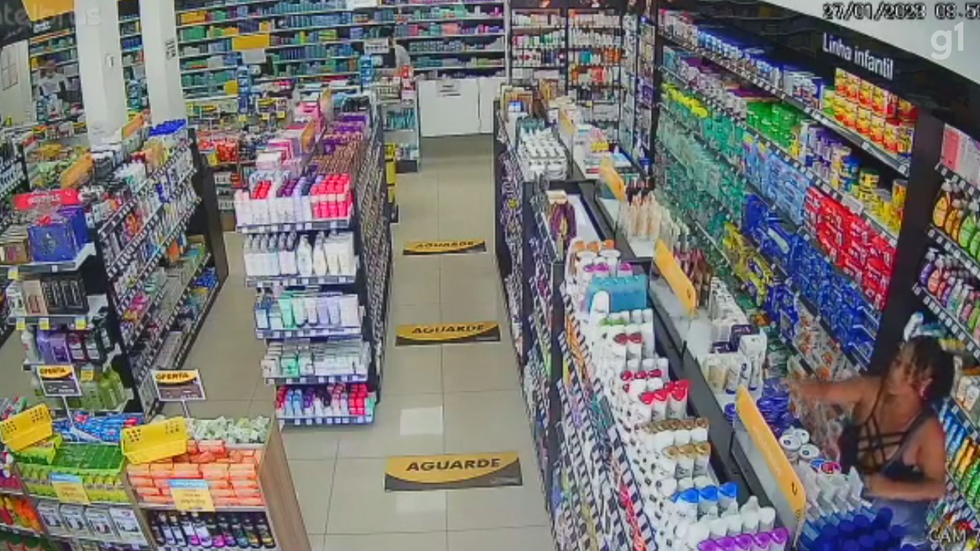 Câmera de segurança flagra mulher enchendo a bolsa de produtos furtados em farmácia no litoral de SP; VÍDEO