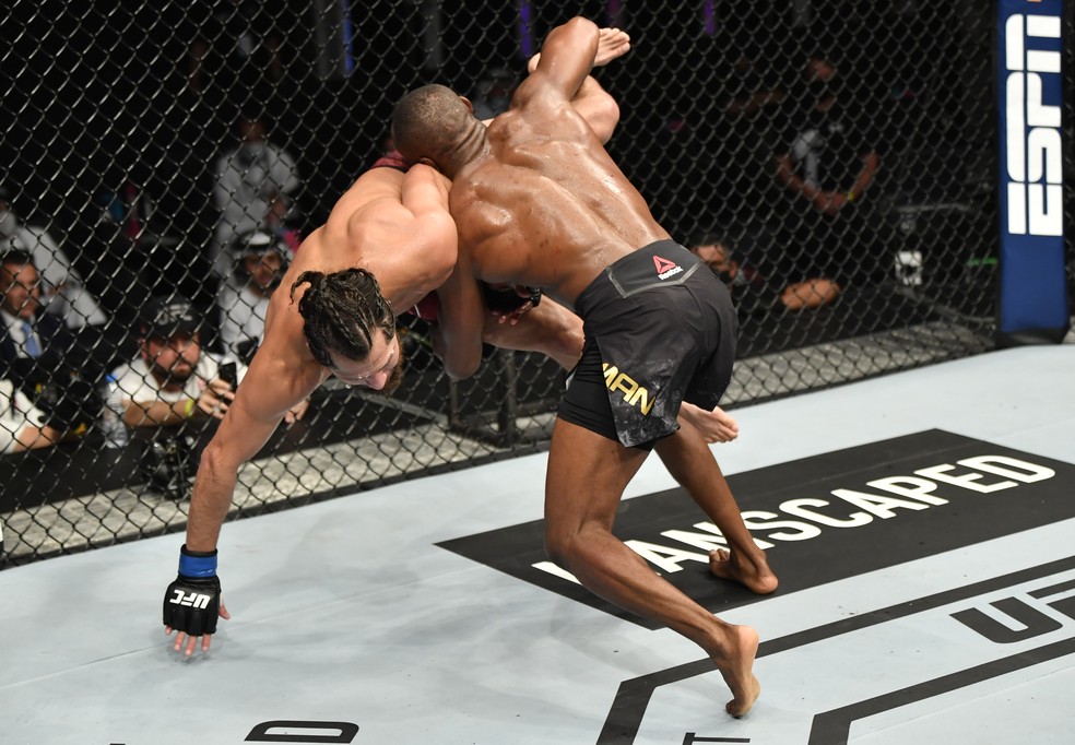 Kamaru Usman usou o wrestling para vencer Jorge Masvidal no UFC 251 — Foto: Getty Images