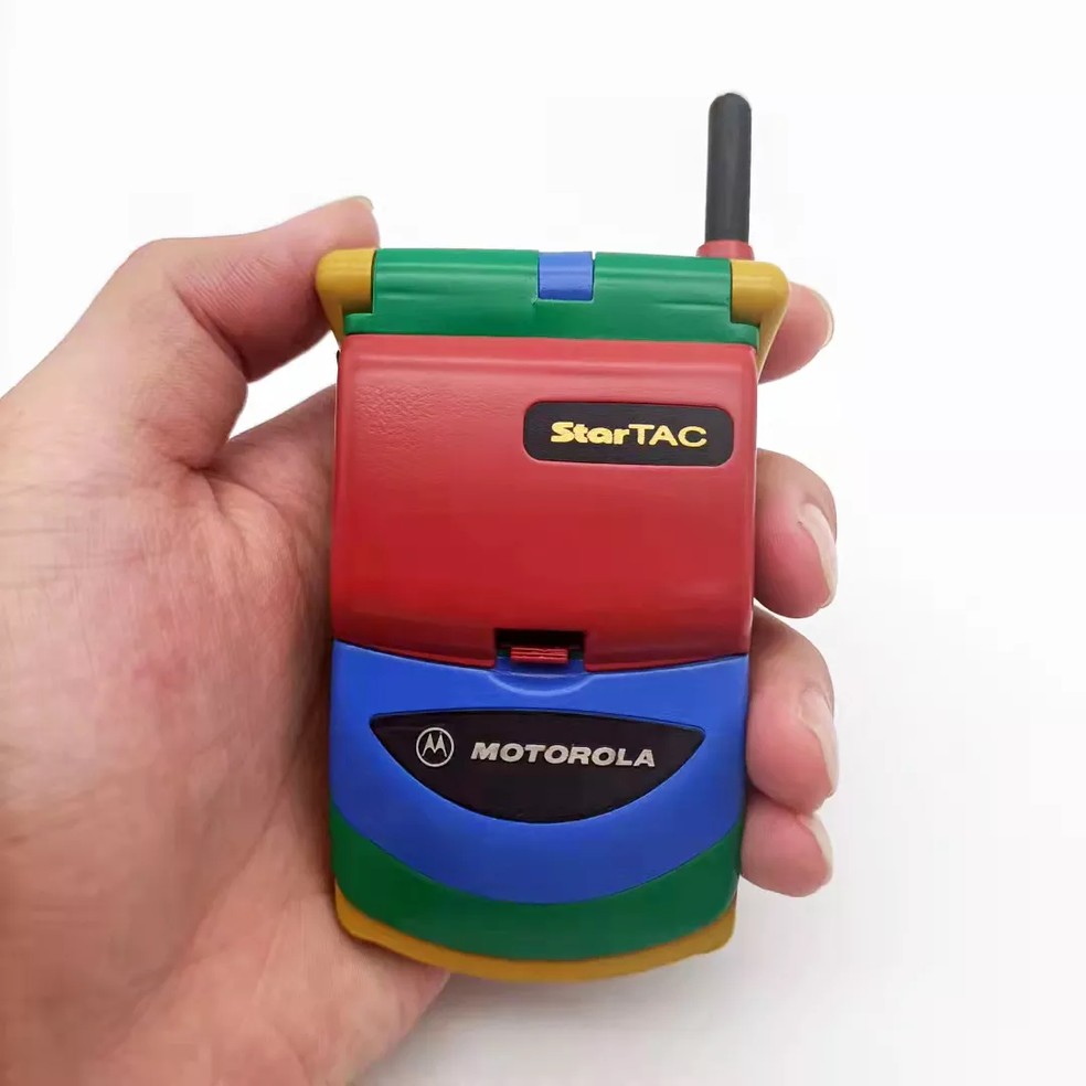 Arco-íris StarTac da Motorola tinha 500 mAh de bateria — Foto: Divulgação/Motorola
