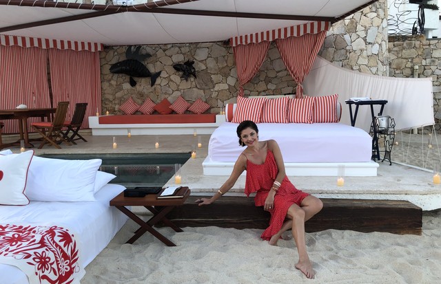Sob o céu: Camilla em jantar na praia, com moon bed e cinema privativos (Foto: arquivo pessoal/Camilla Guebur)