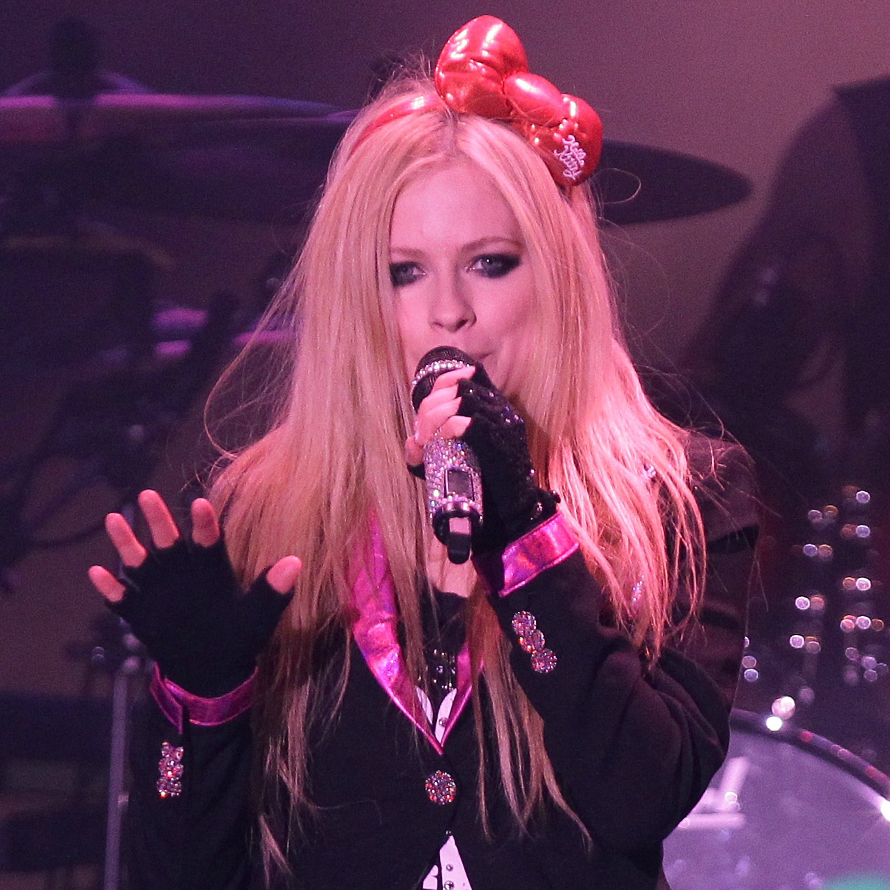 Está na cara o vício de Avril Lavigne. A roqueira canadense não sabe viver sem maquiagem e admite ter obsessão por qualquer coisa capaz de realçar seus olhos. (Foto: Getty Images)