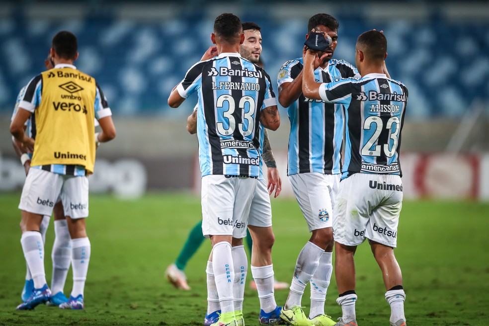 Elenco do Grêmio comemora vitória na Arena Pantanal — Foto: Lucas Uebel/Grêmio