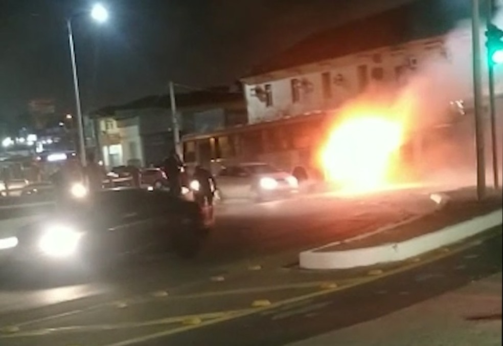 Ônibus pegou fogo na Avenida Beira-Mar, em São Luís — Foto: Redes sociais
