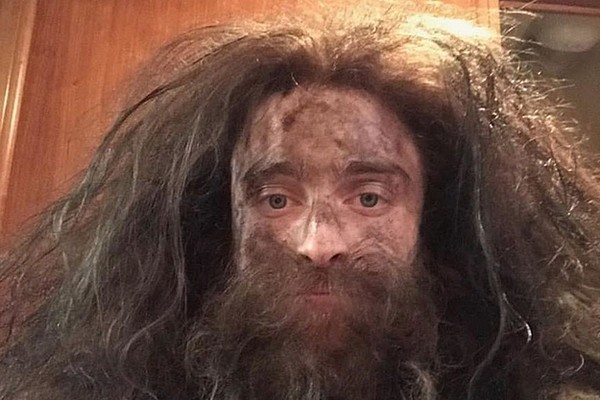 O ator Daniel Radcliffe com a barba e o cabelo que fizeram com que ele fosse comparado ao personagem Hagrid (Foto: Instagram)