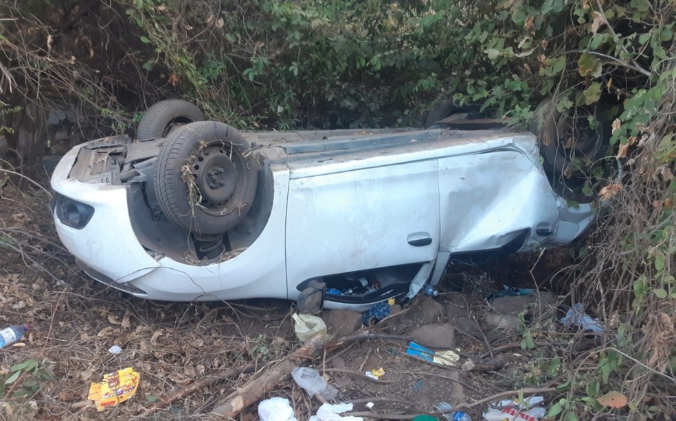 Quatro pessoas da mesma família estavam em carro que caiu em ribanceira em Ibotirama — Foto: Site Gazeta 5