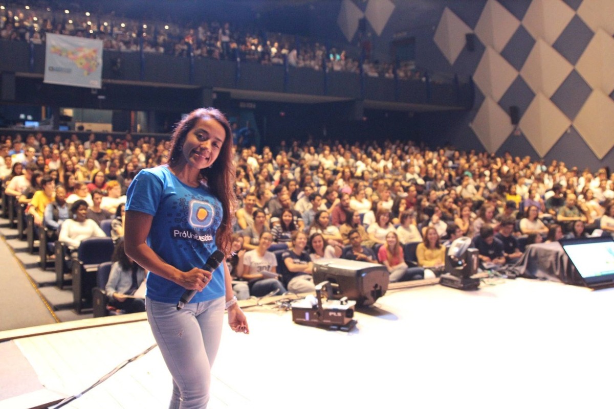 Para redação do Enem 2021, professora de SC recomenda pensar em 'conjunto de temas'