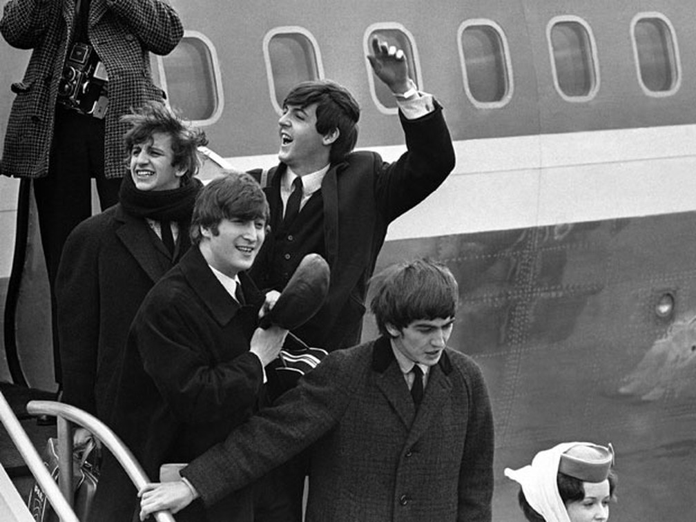 Em 7 de fevereiro de 1964, os Beatles desembarcam no aeroporto John F. Kennedy, em Nova York, para sua primeira visista aos Estados Unidos  — Foto: AP 
