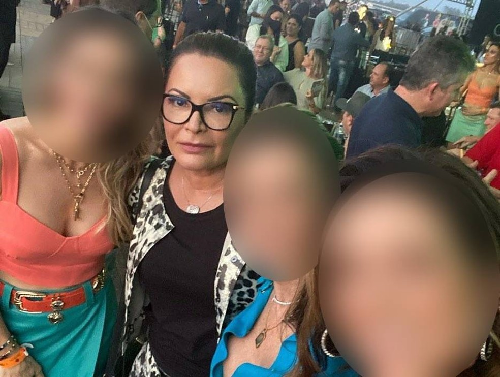 Primeira-dama com outras pessoas e ao fundo o governador e outras pessoas sem máscara — Foto: Instagram/Reprodução