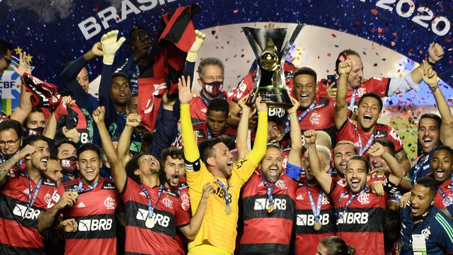 Flamengo levanta a taça de campeão brasileiro de 2020