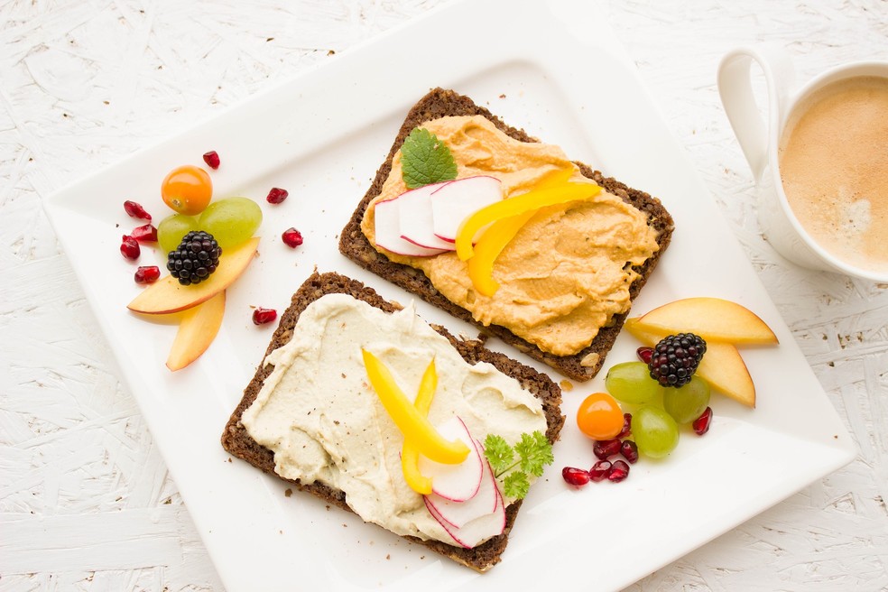 Pasta de grão de bico com torrada, acompanhadas de fruta, é opção perfeita de lanche para pessoas que comem apenas proteína vegetal — Foto: Pixabay