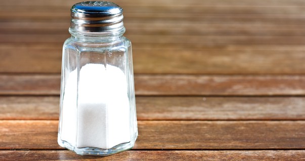 Saleiro; iodo e sódio no sal (Foto: Shutterstock)