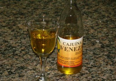 A cajuína é uma bebida não alcoólica, feita a partir do suco do caju separado do seu tanino (Foto: Wikimedia)