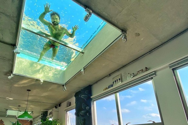 Mauro Sousa mostra piscina no teto de sua sala (Foto: Reprodução/Instagram)