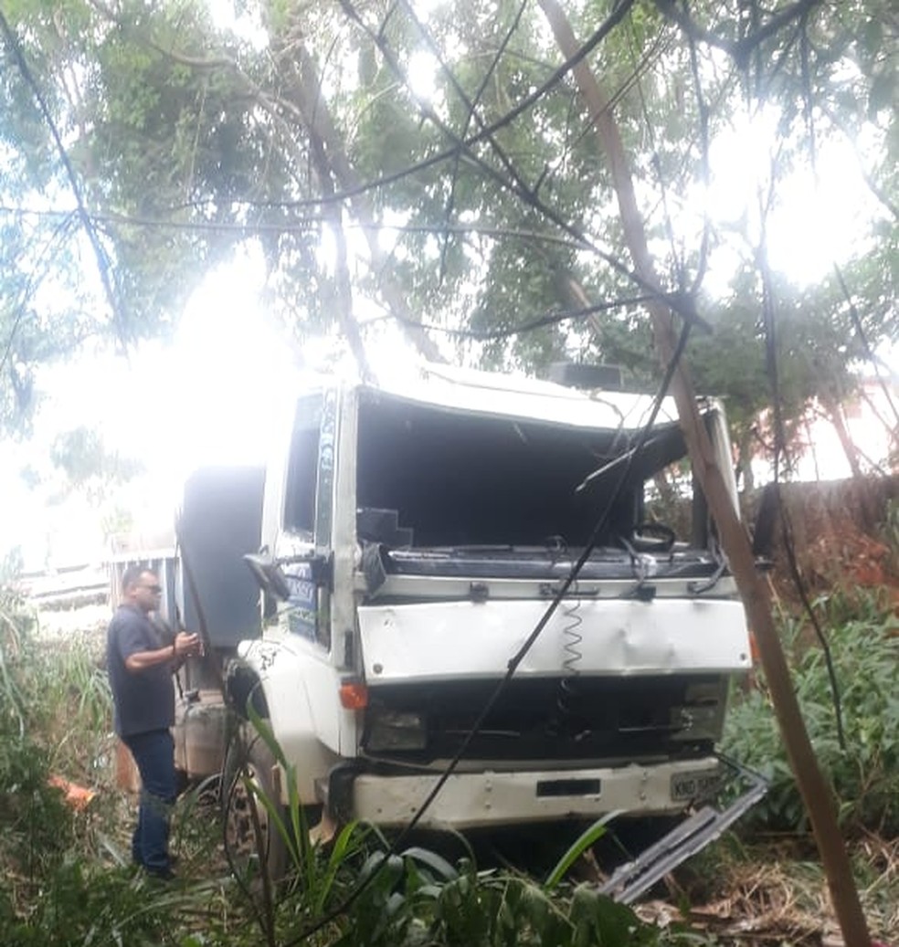 Cabine do caminhão estava destravada e tombou para frente com veículo em movimento. — Foto: Divulgação/Polícia Militar